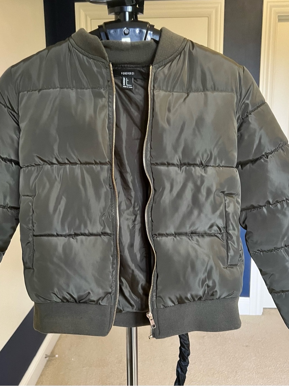 Forever 21 women’s Olive Green Puffer Bomber Jacket size Small